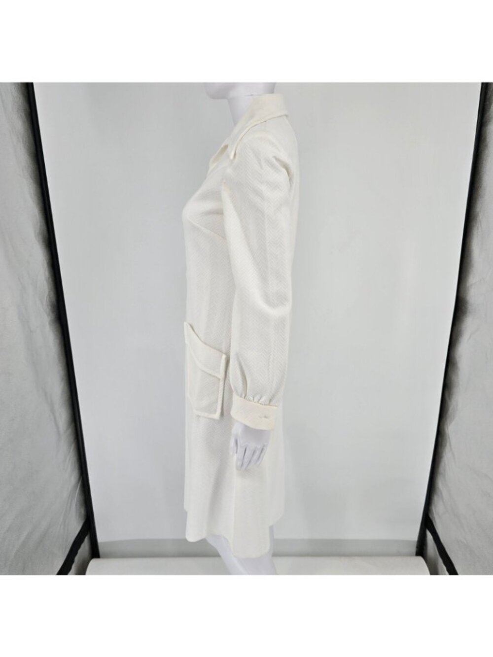 Vintage Early 1970s Ivory Textured Chevron Knee-Length Mod Dress (Size 6/S) - Picture 6 of 11